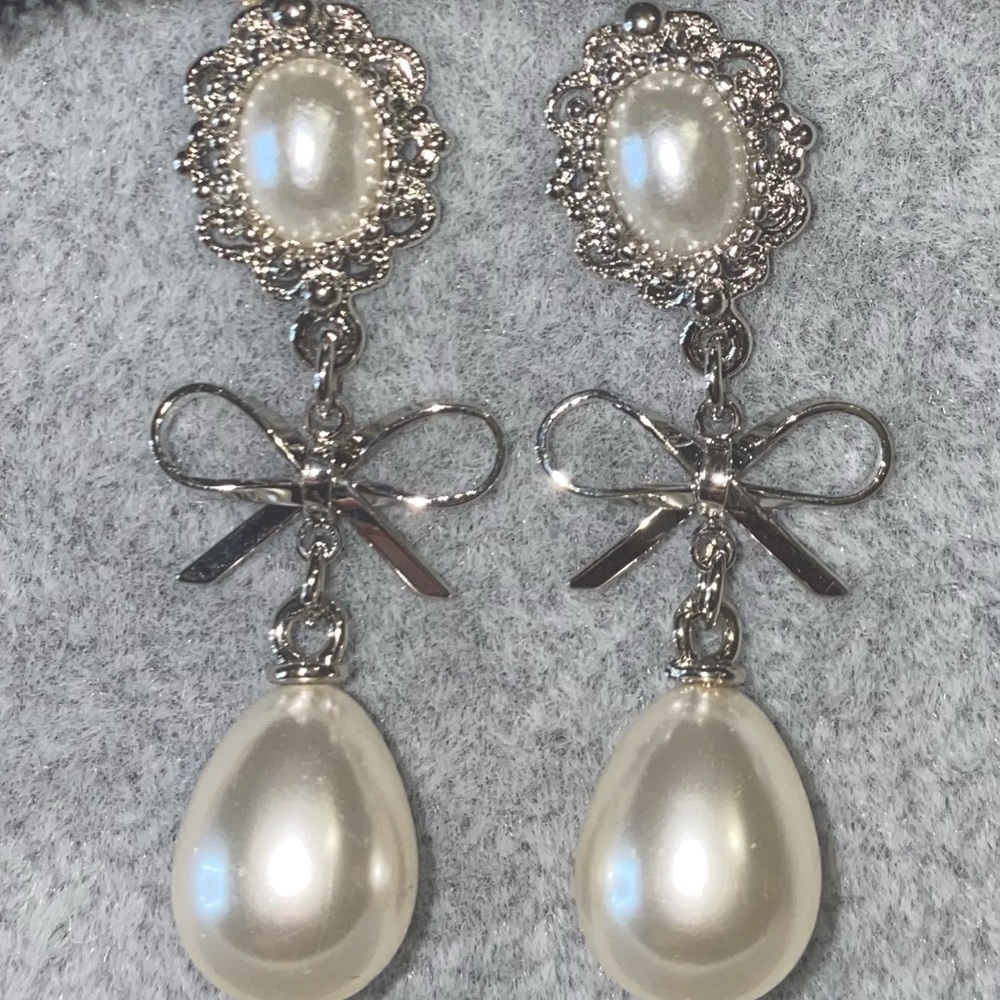 New handmade silvertone earrings with pearl